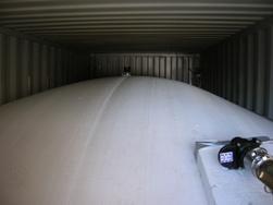 Toppen av en FlexTank som fylls med vätska i en 20´container. (Bilden ägs av Accon AB)